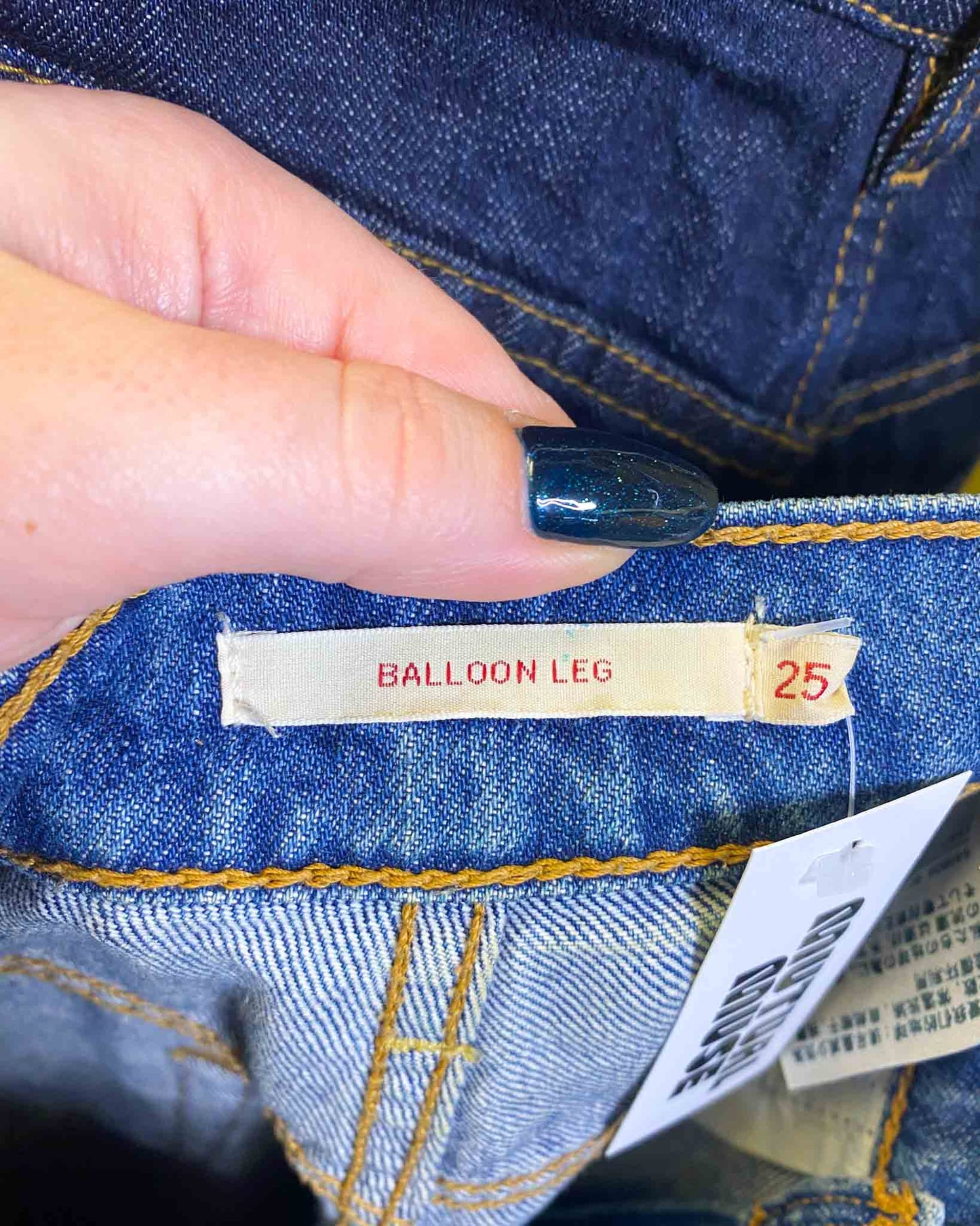 Size 25 | Levi's Balloon Leg Jeans