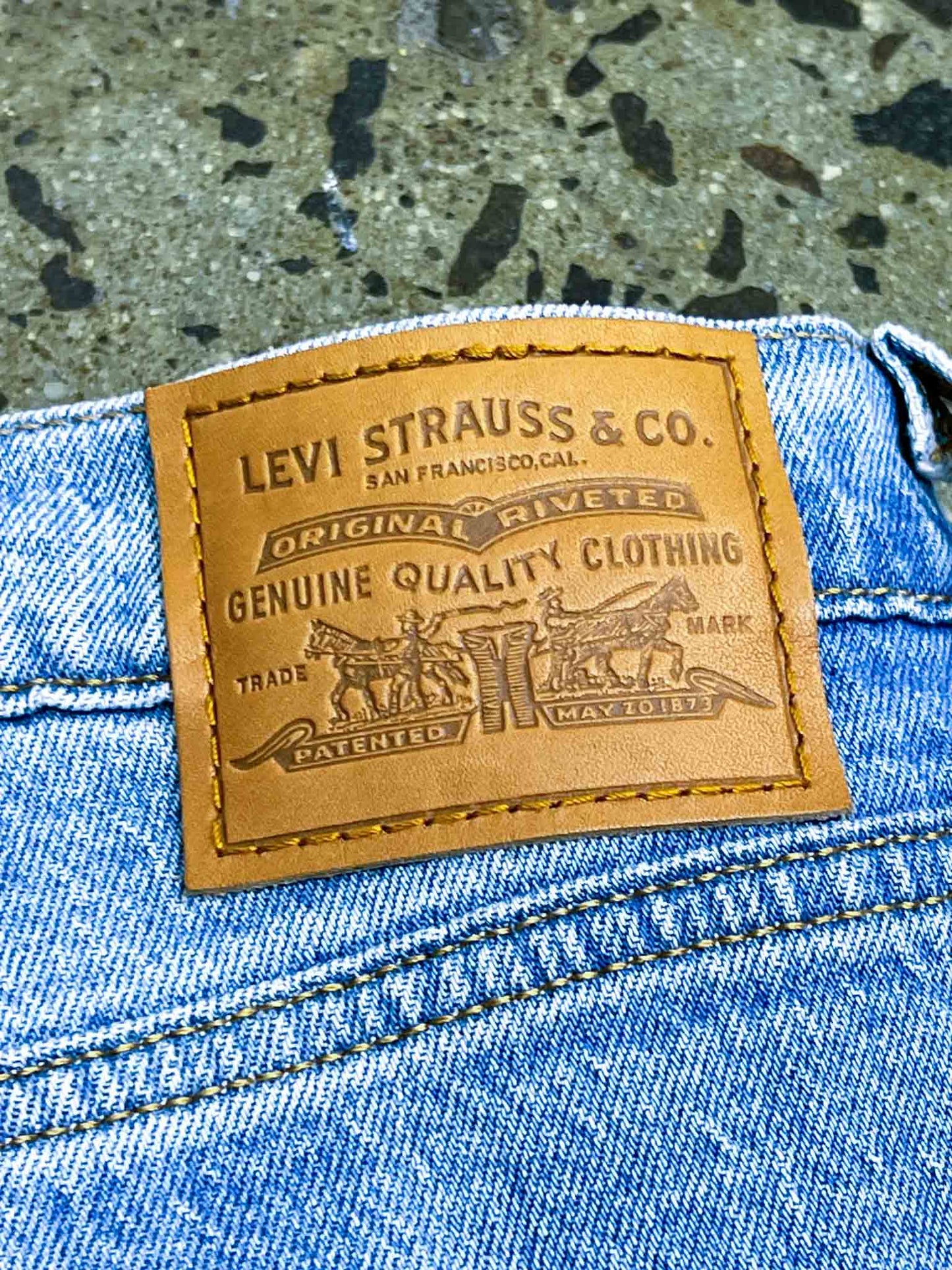 Size 40 | Levi's Light Wash Blue Ribcage Straight Ankle Jeans