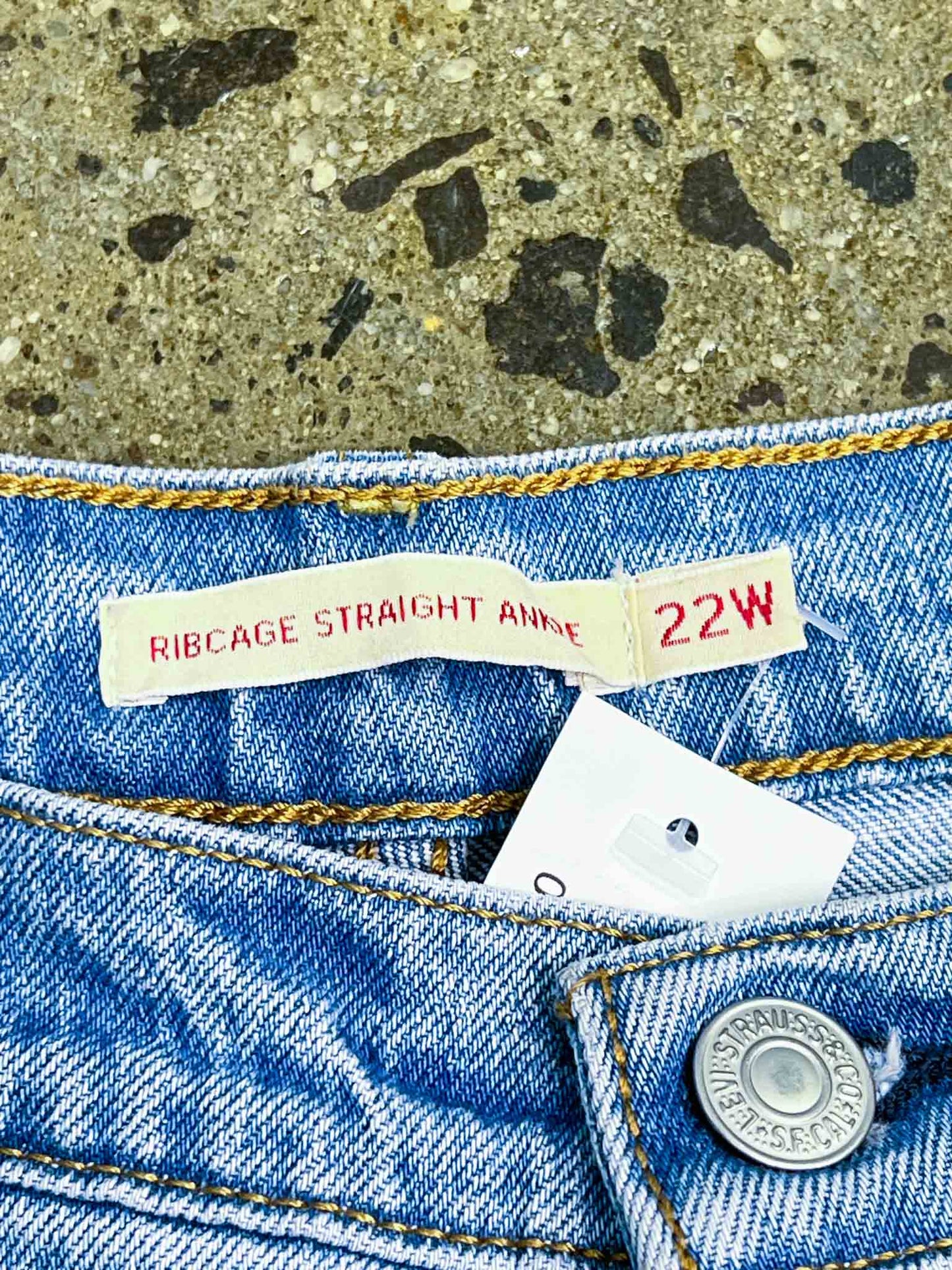 Size 40 | Levi's Light Wash Blue Ribcage Straight Ankle Jeans